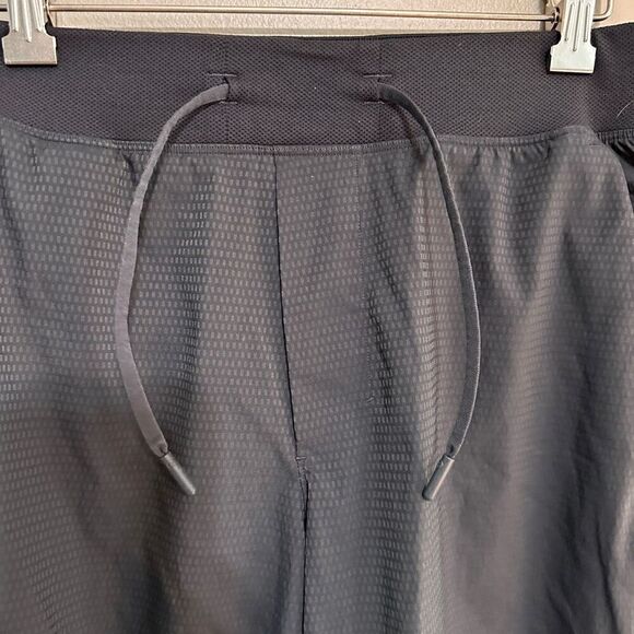 Lululemon T.H.E. Short 9" *Pique Mesh size medium - Picture 4 of 8